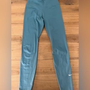 Nike leggings size small